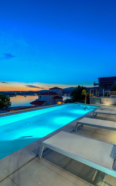 Villa Allina: Buitenkanten, Buitenshuis, Keer bekeken, zwembad