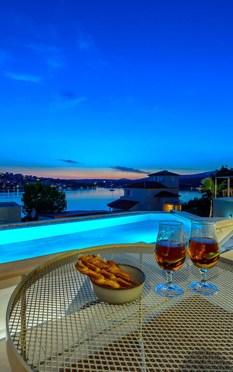 Villa Allina: Buitenkanten, Buitenshuis, Keer bekeken, zwembad