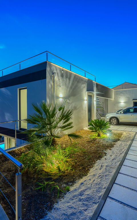 Villa Allina: Hoofdingang, Keer bekeken