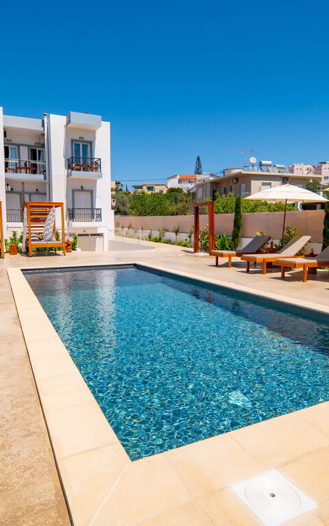Christianna Apartments: Buitenshuis, zwembad
