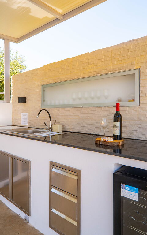 Christianna Apartments: Buitenshuis