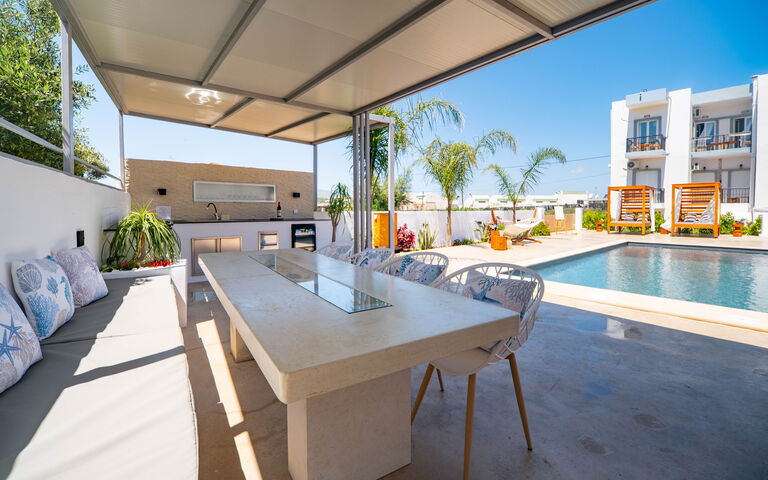 Christianna Apartments: Balkon / terras / patio, Buitenshuis, zwembad