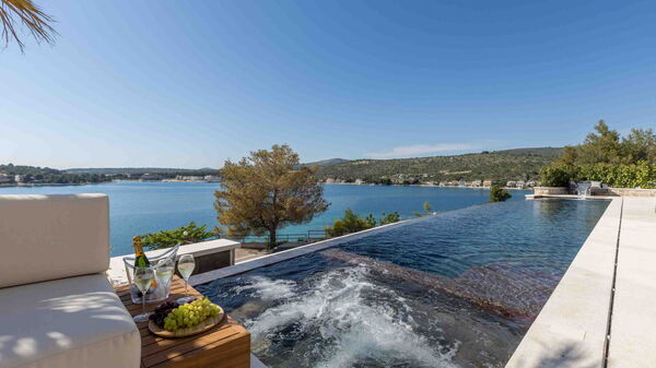 Villa Olive Vista 1: Buitenkanten, Buitenshuis, Keer bekeken, zwembad