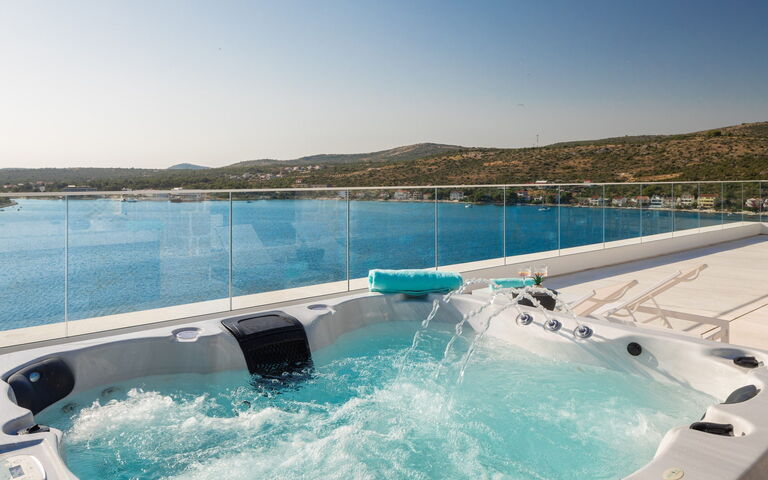 Villa Olive Vista 2: bubbelbad, Buitenkanten, Buitenshuis, Keer bekeken