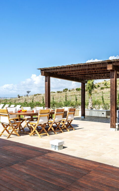 Villa Erakle: Buitenkanten, Buitenshuis