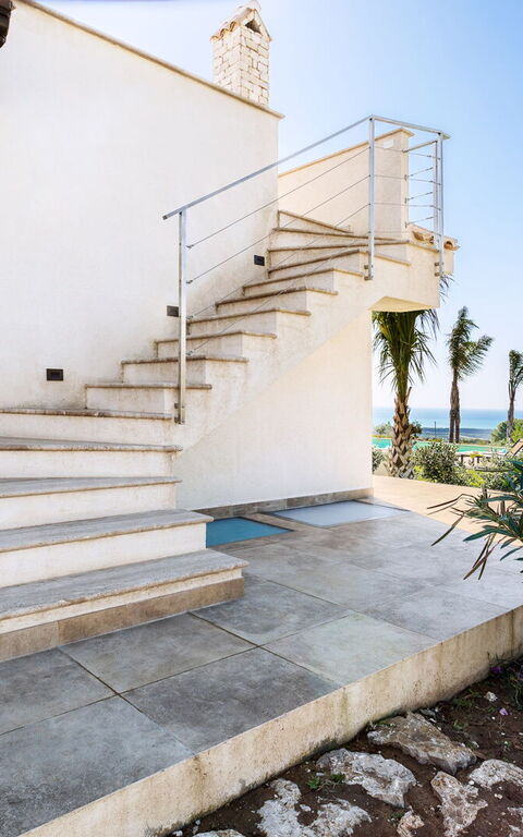 Villa Erakle: Buitenkanten, Buitenshuis