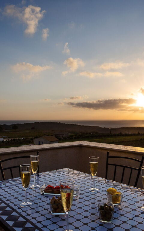 Villa Erakle: Buitenkanten, Buitenshuis, Keer bekeken