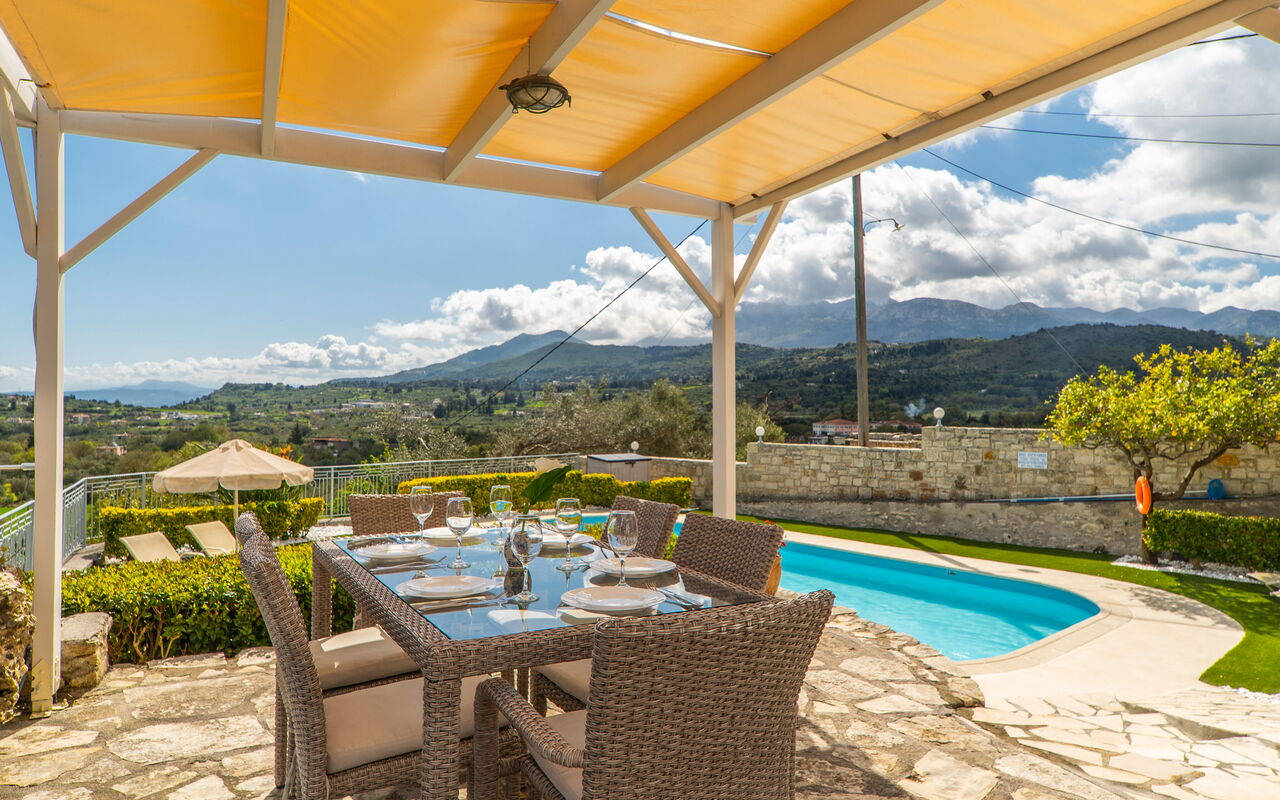 Villa Faye: Balkon / terras / patio, Buitenshuis, Keer bekeken, Lente, Zomer, zwembad