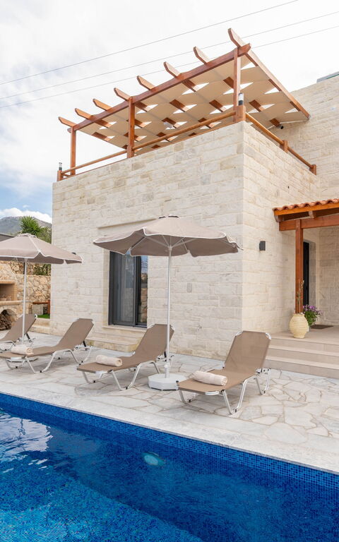 Villa Blini: Buitenkanten, Buitenshuis, zwembad