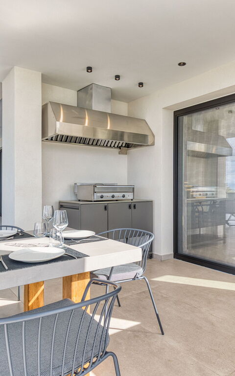 Villa Dominante: Buitenkanten, Buitenshuis