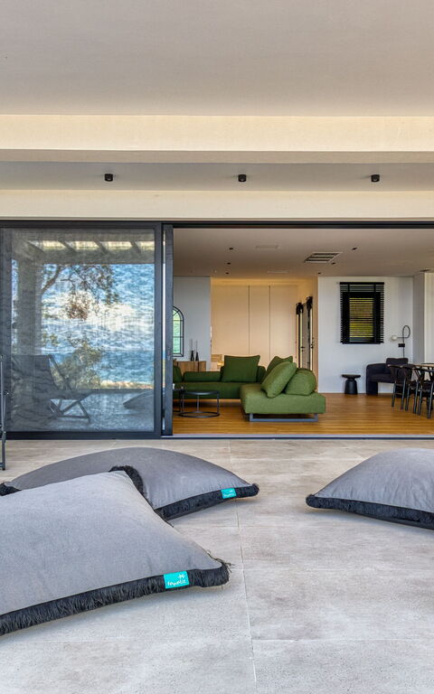 Villa Dominante: Buitenkanten, Buitenshuis