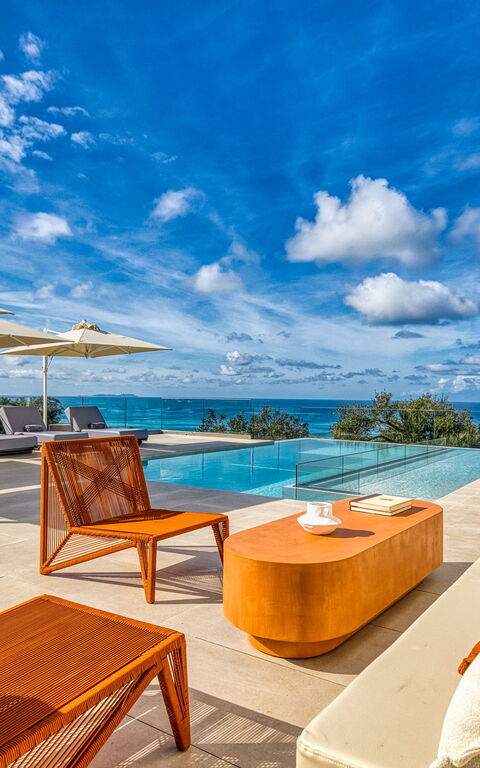 Villa Dominante: Buitenkanten, Buitenshuis, Keer bekeken, zwembad