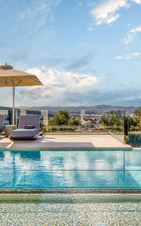 Villa Dominante: Buitenkanten, Buitenshuis, Keer bekeken, zwembad