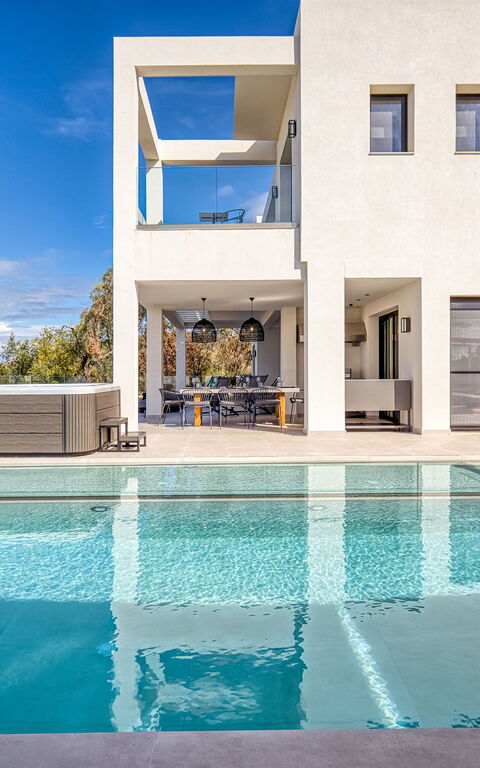 Villa Dominante: Buitenkanten, Buitenshuis, zwembad