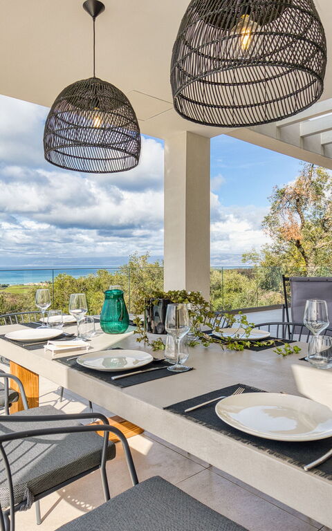 Villa Dominante: Buitenkanten, Buitenshuis, Keer bekeken