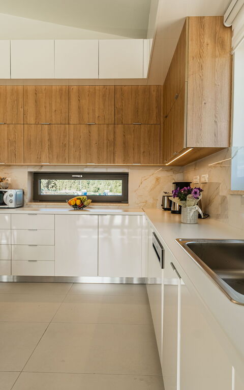 Villa Orientem Bis: Keuken, Lunchroom, Woonkamer