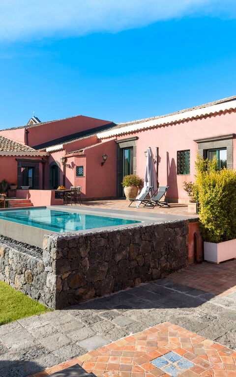 Micanera House: Buitenkanten, Buitenshuis, Tuin, zwembad