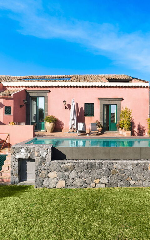 Micanera House: Buitenkanten, Buitenshuis, Tuin, zwembad