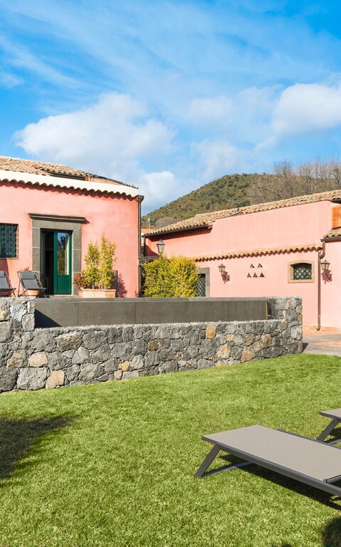 Micanera House: Buitenkanten, Buitenshuis, Tuin