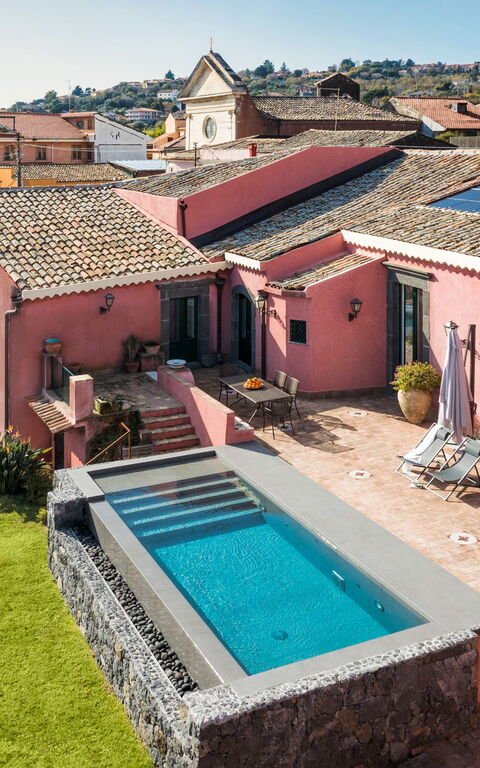 Micanera House: Buitenkanten, Buitenshuis, Tuin, zwembad