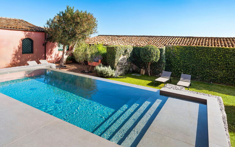 Micanera House: Buitenkanten, Buitenshuis, Tuin, zwembad