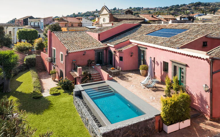 Micanera House: Buitenkanten, Buitenshuis, Tuin, zwembad