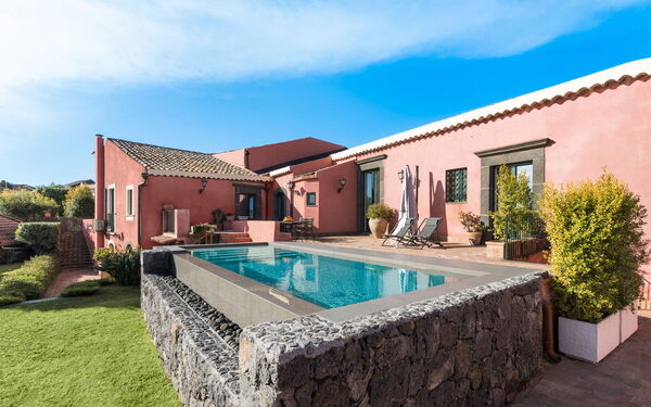 Micanera House: Buitenkanten, Buitenshuis, Tuin, zwembad