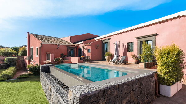 Micanera House: Buitenkanten, Buitenshuis, Tuin, zwembad