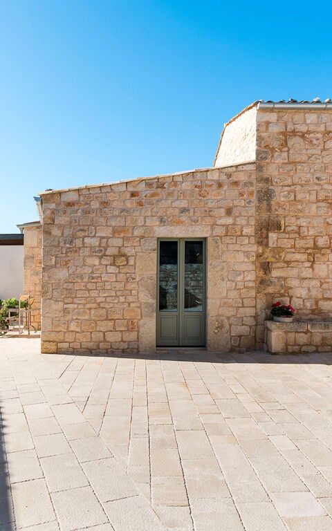 Villa Ninetta: Buitenkanten, Buitenshuis