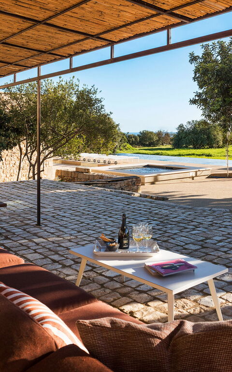 Villa Ninetta: Buitenkanten, Buitenshuis