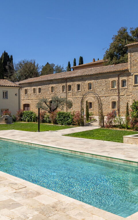 Borgo Ariano: Buitenkanten, Buitenshuis