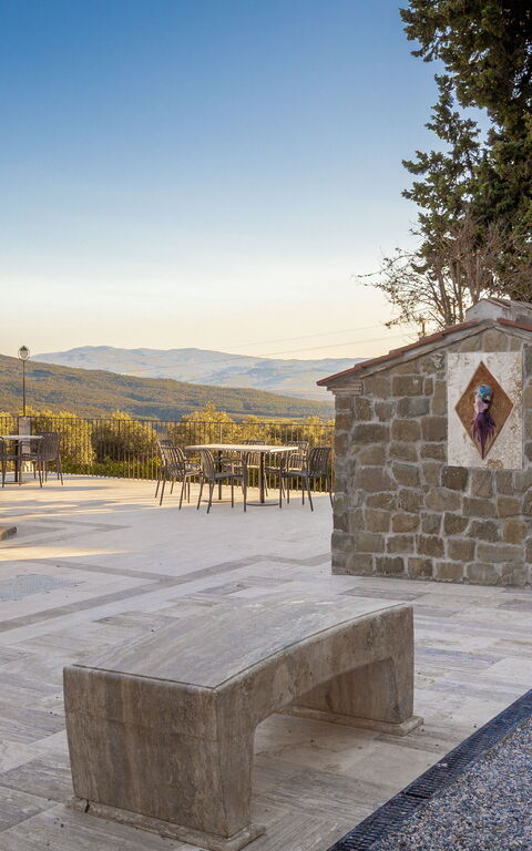 Borgo Ariano: Buitenkanten, Buitenshuis