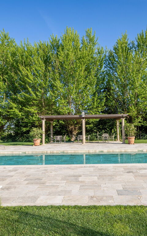 Borgo Ariano: Buitenkanten, Buitenshuis