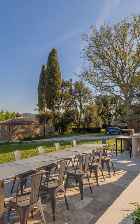 Borgo Ariano: Buitenkanten, Buitenshuis