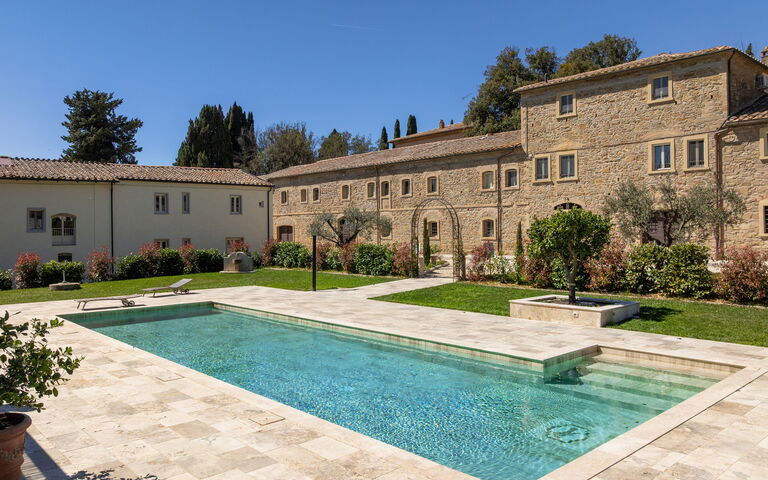 Borgo Ariano: Buitenkanten, Buitenshuis