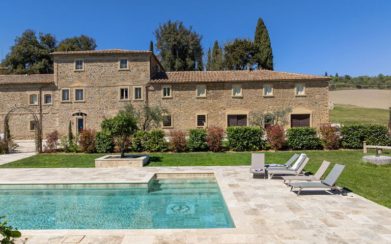 Borgo Ariano: Buitenkanten, Buitenshuis