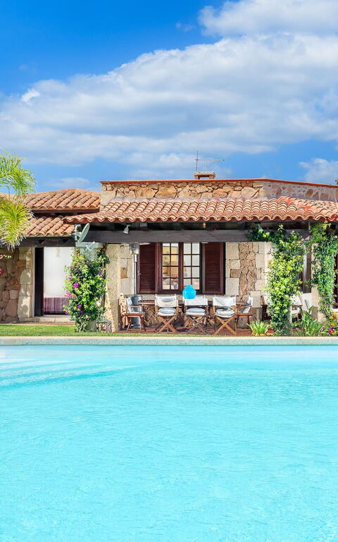 Villa Silenis: Buitenkanten, Buitenshuis, zwembad