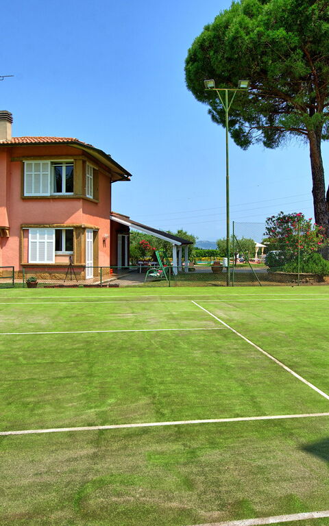Villa Adriana: Buitenkanten, Buitenshuis