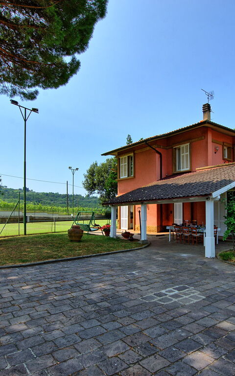 Villa Adriana: Buitenkanten, Buitenshuis
