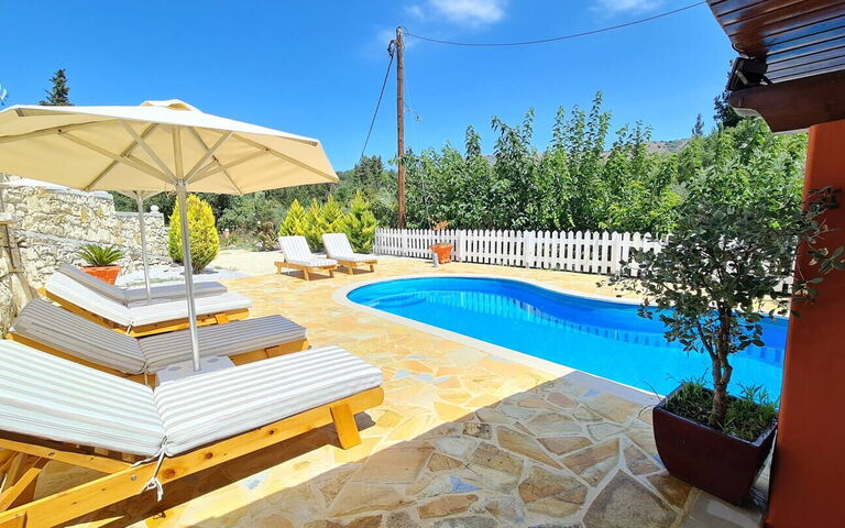 Villa Nikolas: Buitenkanten, zwembad