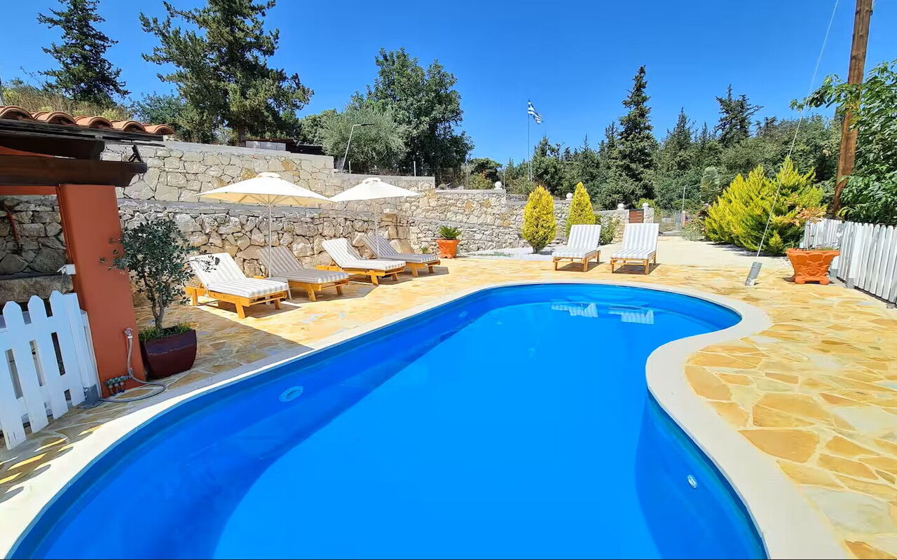 Villa Nikolas: Buitenkanten, zwembad