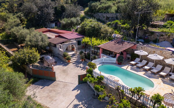 Villa Nikolas: Keer bekeken, zwembad