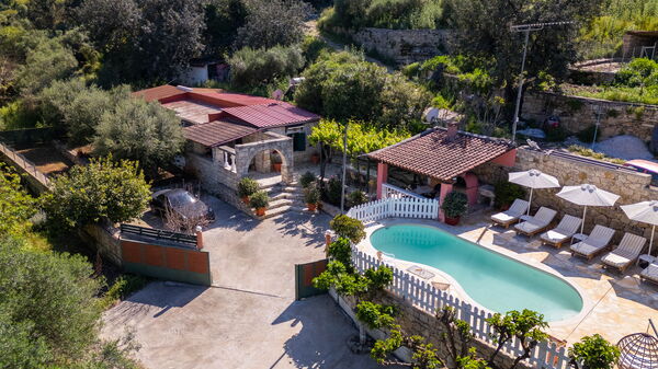 Villa Nikolas: Keer bekeken, zwembad
