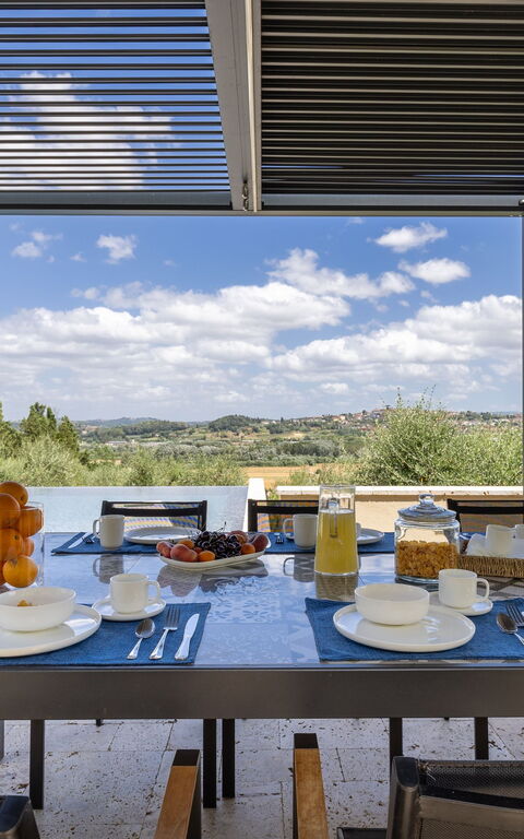 Villa Silvia: Balkon / terras / patio, Buitenkanten, Keer bekeken, zwembad
