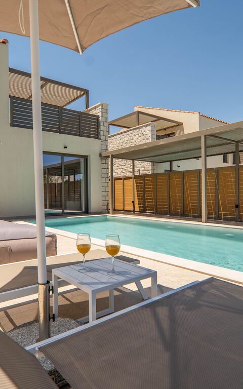 Villa Zen Hephaistos: Buitenkanten, Buitenshuis, zwembad