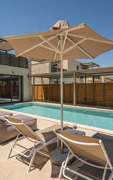 Villa Zen Hephaistos: Buitenkanten, Buitenshuis, zwembad