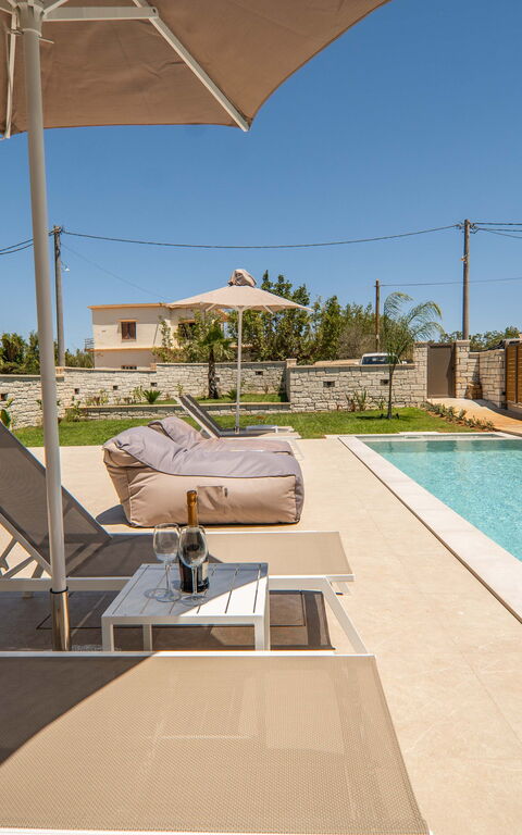 Villa Zen Hera: Buitenkanten, Buitenshuis, zwembad