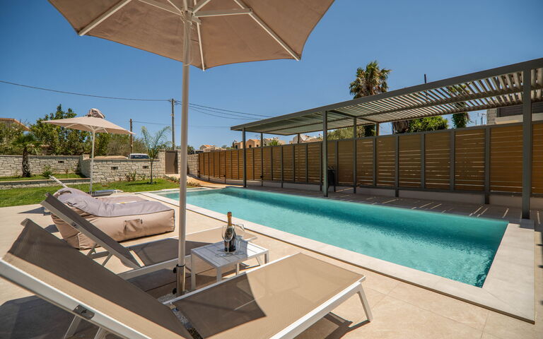 Villa Zen Hera: Buitenkanten, Buitenshuis, zwembad