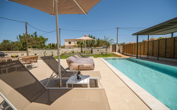 Villa Zen Hera: Buitenkanten, Buitenshuis, zwembad