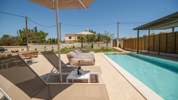 Villa Zen Hera: Buitenkanten, Buitenshuis, zwembad